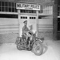 Vojni policajac pozirao je na svom motociklu prije nego što je napravio svoje runde. Columbusova povijest