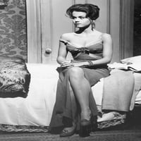 Jane Fonda-sjedi na krevetu, noge nisu u haljini, ispis fotografija