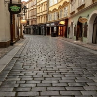 Uske mokre ulice popločane kaldrmom u Starom gradu Praga-Češka, autor Chuck Heini