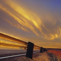 Ograda i izlazak sunca, autocesta u blizini Drumhellera, Alberta, Kanada tiskanje plakata