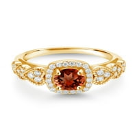 Gem Stone King 18K žuto zlato pozlaćeno srebrno crveni granat i bijeli moissanitni zaručnički prsten za žene