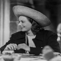 Greta Garbo s šeširom i nasmijanim ispisnim tiskom